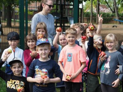 Kinder mit Äpfeln