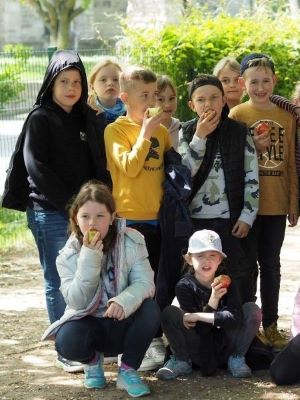 Die Kinder bekamen Äpfel zur Stärkung.